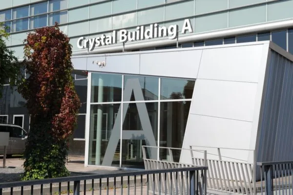 Ingang van het Crystal Building A aan het Rivium Boulevard met moderne gevel en grote letter A op het raam.